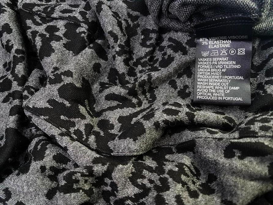 The Masai Rozmiar M Kolor Szary Okrągły dekolt Sukienka Prostokątna Krótki rękaw Do Kolan Materiał Wiskoza The Masai Rozmiar M Kolor Szary Okrągły dekolt Sukienka Prostokątna Krótki rękaw Do Kolan Materiał Wiskoza