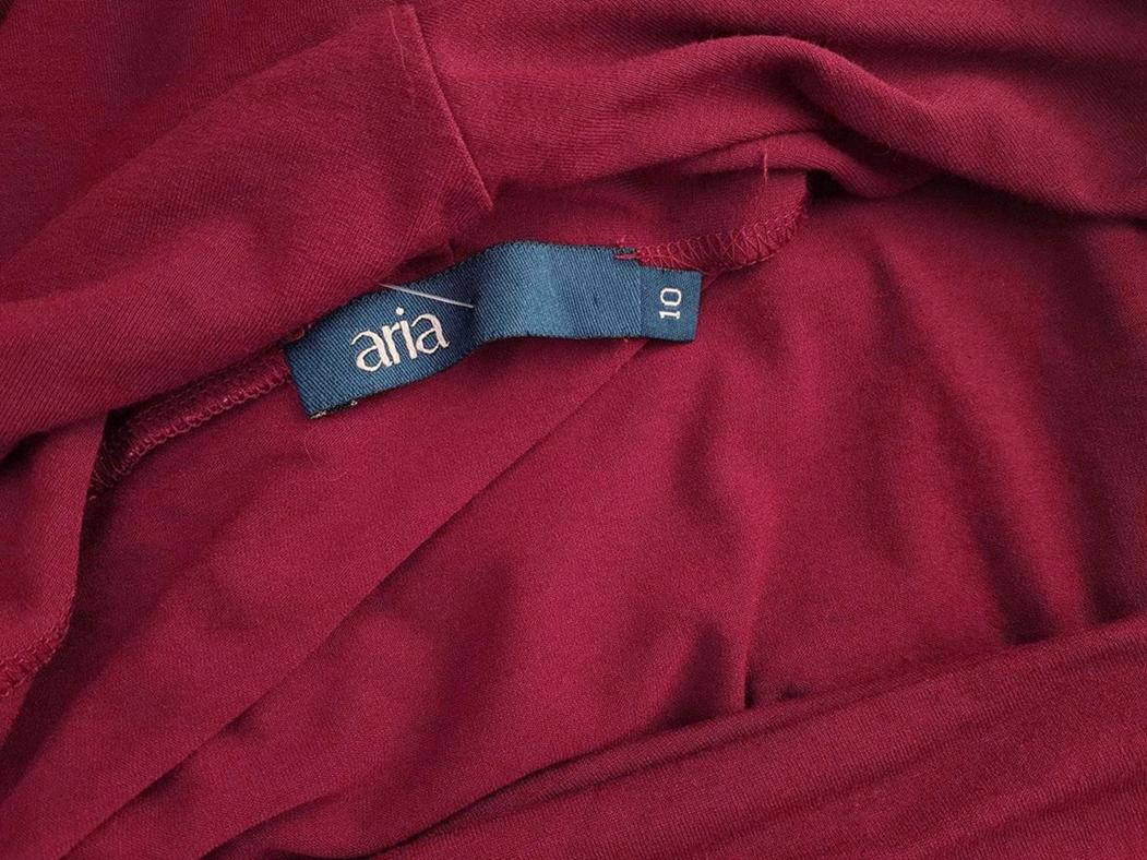 Aria Rozmiar 10 (38) Kolor Bordowy Kwadratowy dekolt Sukienka Sweterkowa Rękaw 3/4 Midi Materiał Wiskoza Aria Rozmiar 10 (38) Kolor Bordowy Kwadratowy dekolt Sukienka Sweterkowa Rękaw 3/4 Midi Materiał Wiskoza