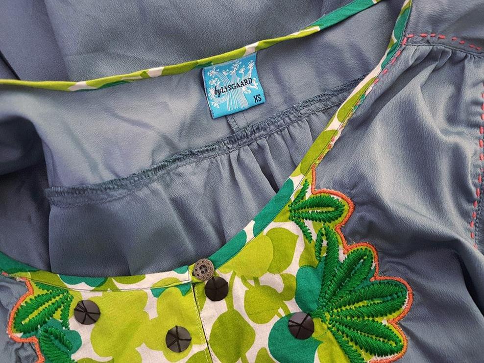 BY LYSGAARD Rozmiar XS Kolor Niebieski Okrągły dekolt Sukienka Mini Rękaw 3/4 Krótka Materiał Wiskoza 100% BY LYSGAARD Rozmiar XS Kolor Niebieski Okrągły dekolt Sukienka Mini Rękaw 3/4 Krótka Materiał Wiskoza 100%