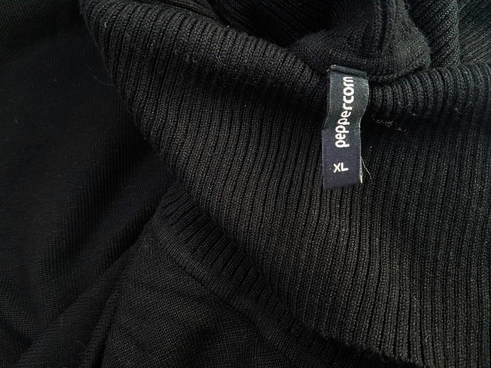 Peppercorn Rozmiar XL Kolor Czarny Golf Sukienka Sweterkowa Krótki rękaw Do Kolan Materiał Wiskoza Peppercorn Rozmiar XL Kolor Czarny Golf Sukienka Sweterkowa Krótki rękaw Do Kolan Materiał Wiskoza