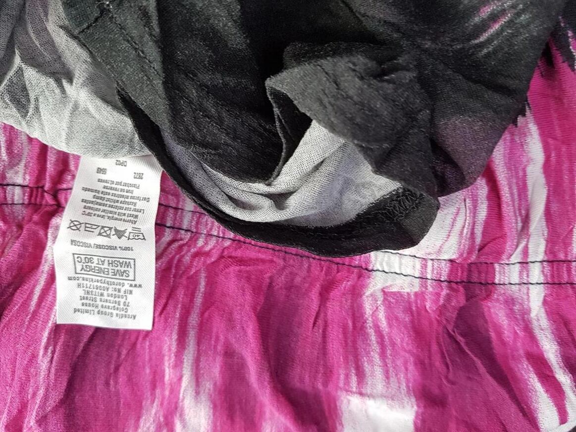 Dorothy perkins Rozmiar 48 Kolor Czarny Okrągły dekolt Sukienka Mini Krótki rękaw Krótka Materiał Wiskoza 100% Dorothy perkins Rozmiar 48 Kolor Czarny Okrągły dekolt Sukienka Mini Krótki rękaw Krótka Materiał Wiskoza 100%