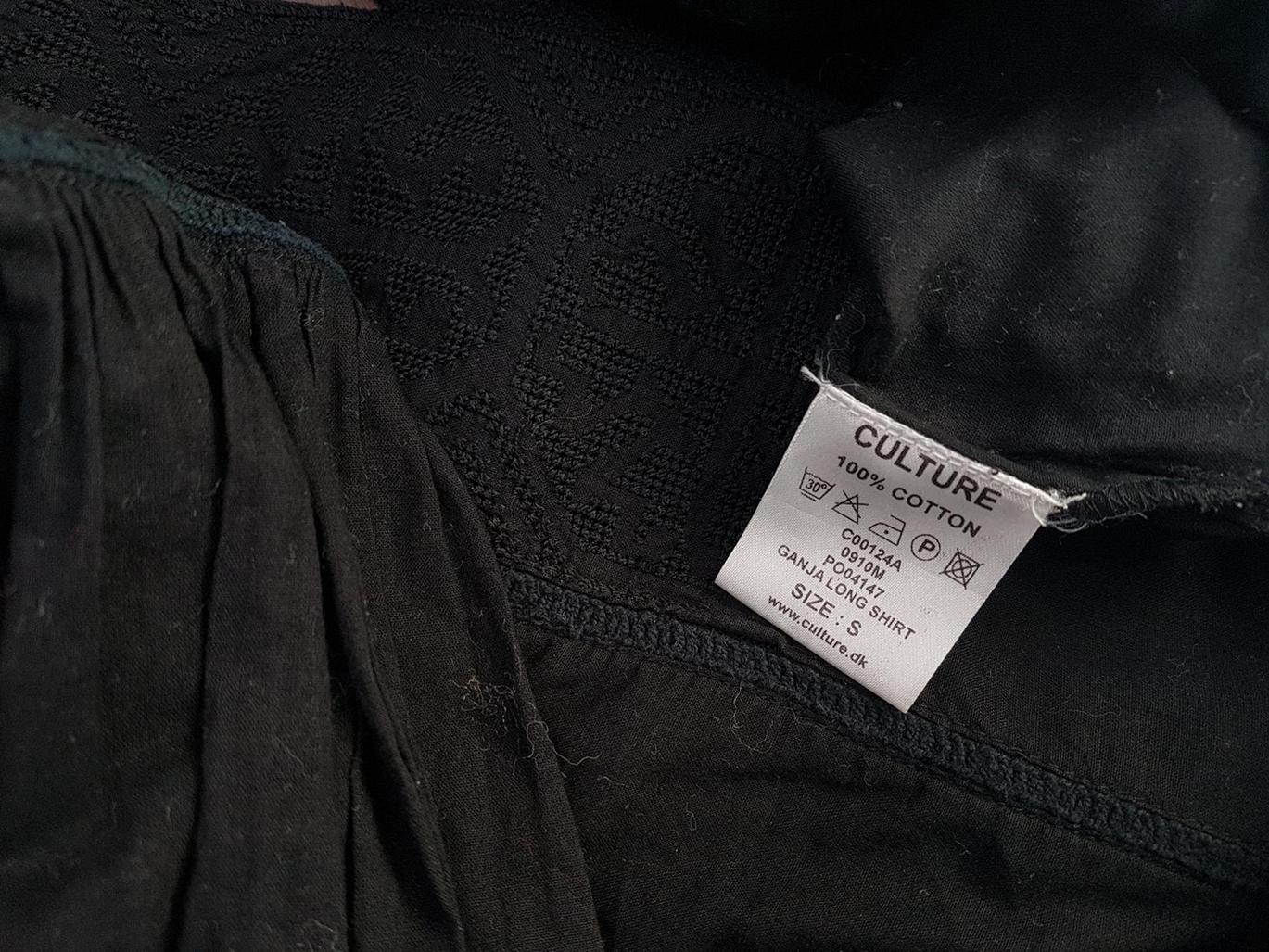 Culture Rozmiar S Kolor Czarny Split Crew Neck Sukienka Mini Rękaw 3/4 Krótka Materiał Bawełna 100% Culture Rozmiar S Kolor Czarny Split Crew Neck Sukienka Mini Rękaw 3/4 Krótka Materiał Bawełna 100%