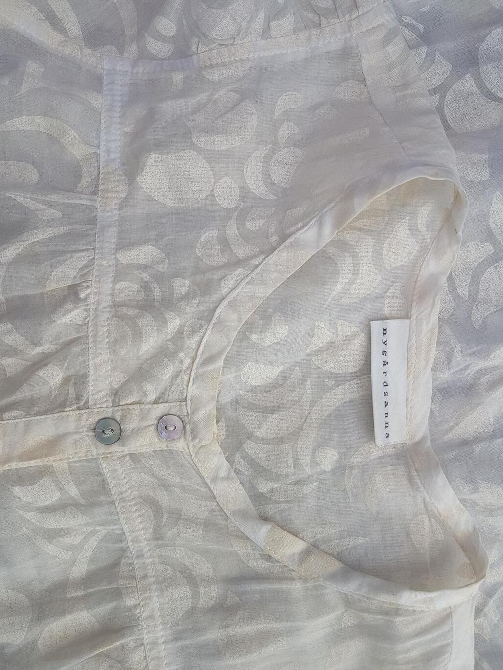 Nygårdsanna Rozmiar 36 Kolor Kremowy Crew Neck Sukienka Koszulowa Krótki rękaw Krótka Materiał Bawełna 100% Nygårdsanna Rozmiar 36 Kolor Kremowy Crew Neck Sukienka Koszulowa Krótki rękaw Krótka Materiał Bawełna 100%