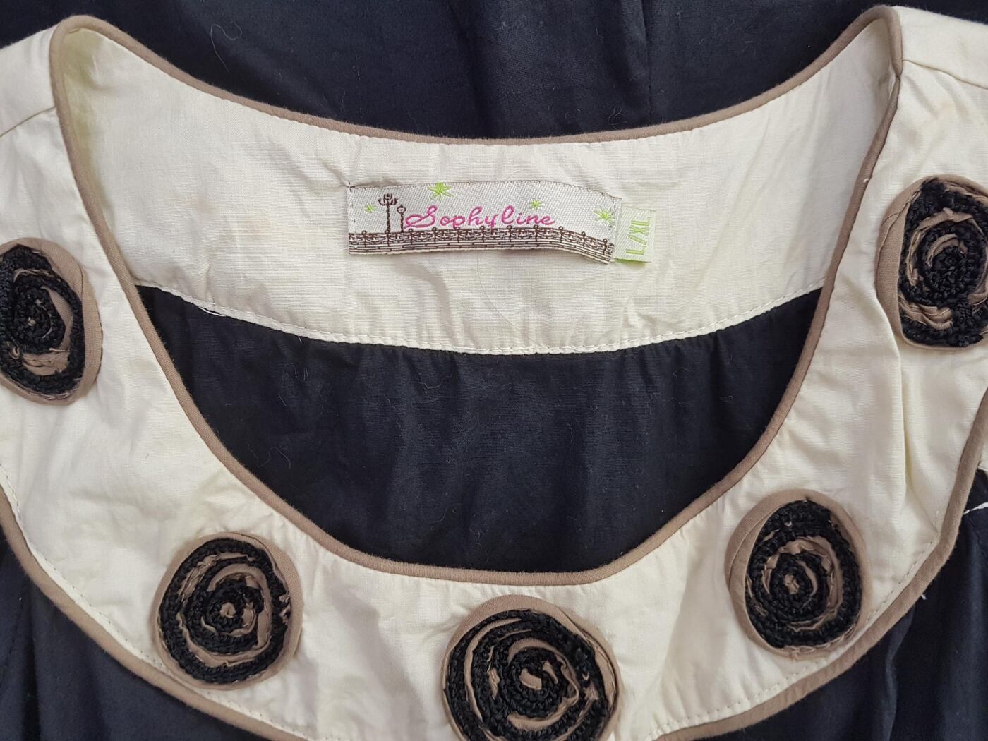 Sophyline Rozmiar L/XL Kolor Czarny Okrągły dekolt Sukienka Sheath Bezrękawnik Do Kolan Materiał Bawełna Sophyline Rozmiar L/XL Kolor Czarny Okrągły dekolt Sukienka Sheath Bezrękawnik Do Kolan Materiał Bawełna