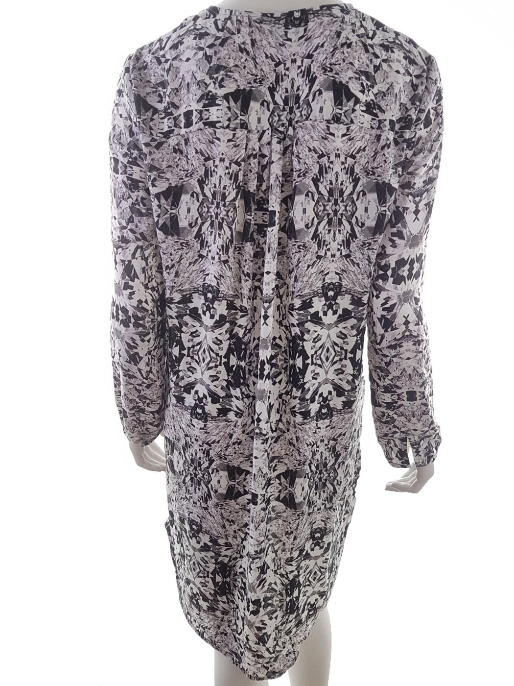 Design by KAPPAhl Rozmiar M Kolor Szary W serek Sukienka Koszulowa Długi rękaw Do Kolan Design by KAPPAhl Rozmiar M Kolor Szary W serek Sukienka Koszulowa Długi rękaw Do Kolan