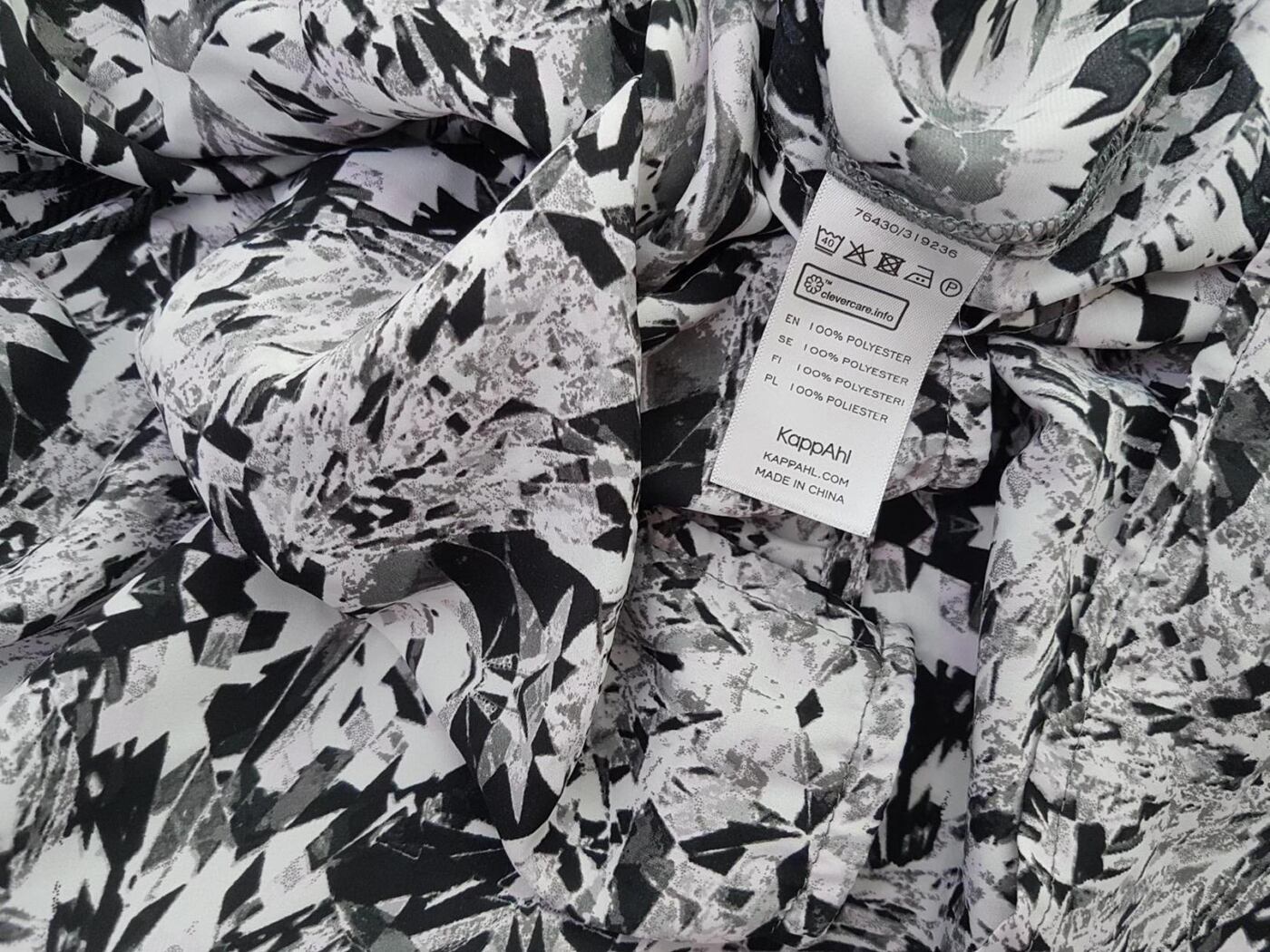 Design by KAPPAhl Rozmiar M Kolor Szary W serek Sukienka Koszulowa Długi rękaw Do Kolan Design by KAPPAhl Rozmiar M Kolor Szary W serek Sukienka Koszulowa Długi rękaw Do Kolan
