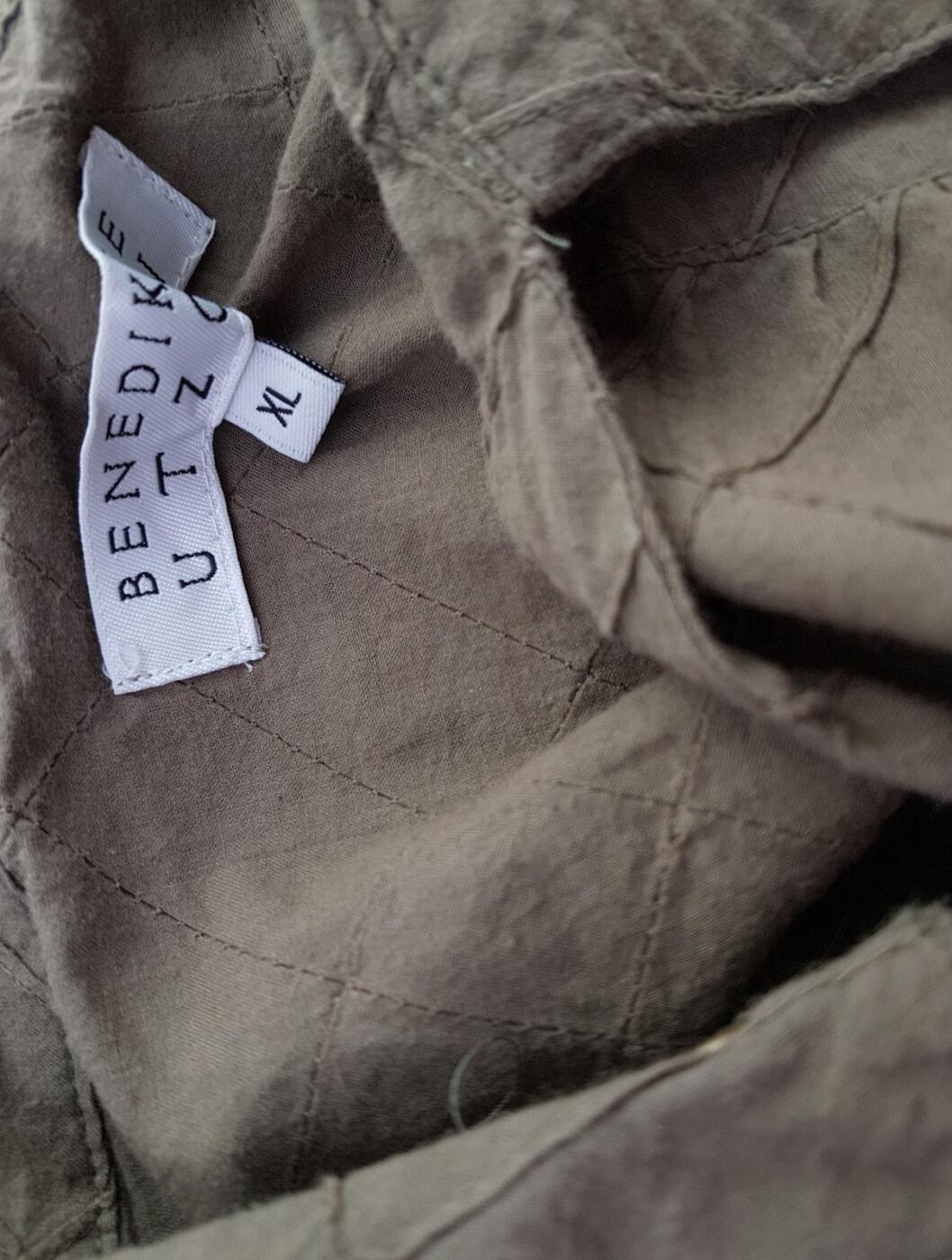 20190614_133932.jpg Benedikte Utzon Rozmiar XL Kolor Khaki Kołnierz Bluzka Zawijana Rękaw 3/4 Materiał Bawełna 100%