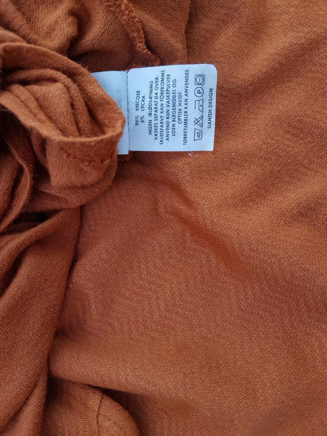 Uno Rozmiar one size Kolor Brązowy Okrągły dekolt Sukienka Prostokątna Bezrękawnik Midi Materiał Wiskoza Uno Rozmiar one size Kolor Brązowy Okrągły dekolt Sukienka Prostokątna Bezrękawnik Midi Materiał Wiskoza