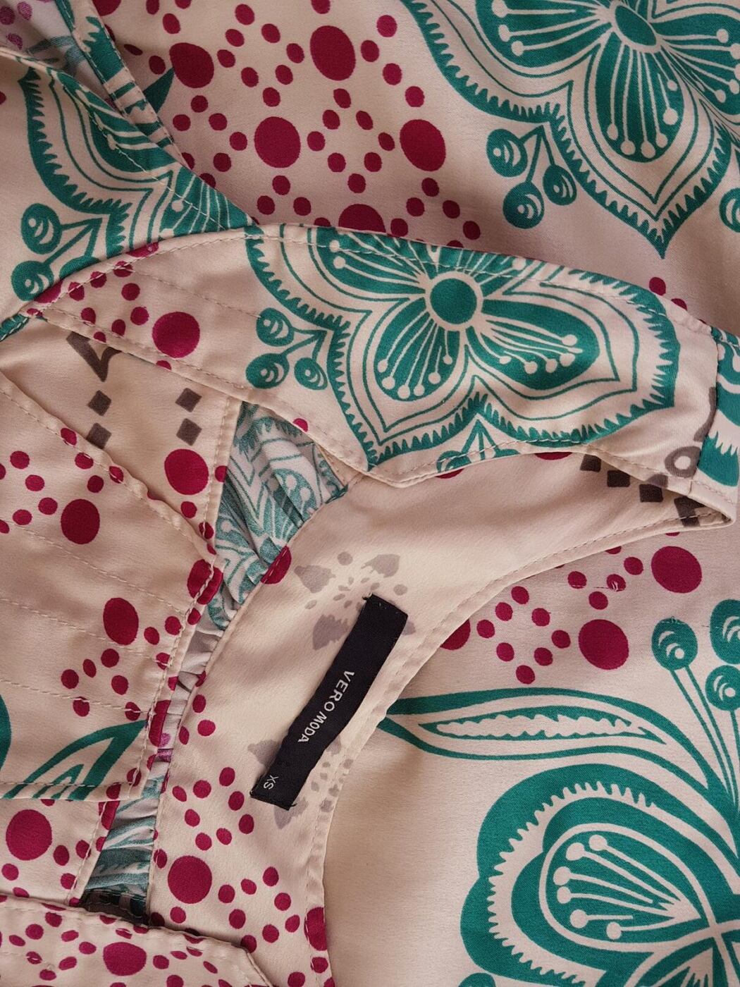 Vero moda Rozmiar XS Kolor Kremowy Drapowany dekolt Sukienka Mini Bezrękawnik Krótka Vero moda Rozmiar XS Kolor Kremowy Drapowany dekolt Sukienka Mini Bezrękawnik Krótka