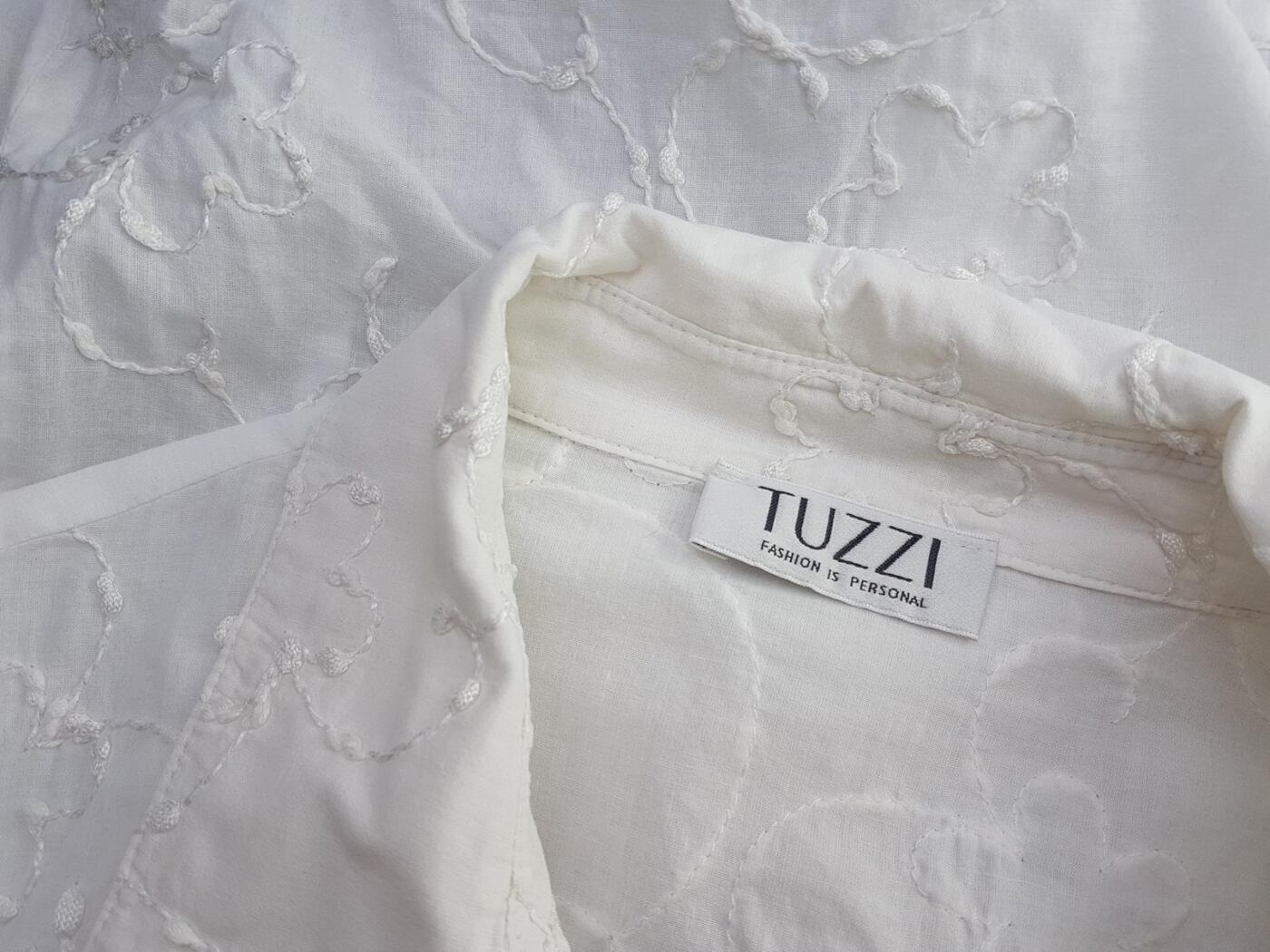 Tuzzi Rozmiar M Kolor Biały Kołnierz Tunika Zapinana Bluzka Długi rękaw Tuzzi Rozmiar M Kolor Biały Kołnierz Tunika Zapinana Bluzka Długi rękaw