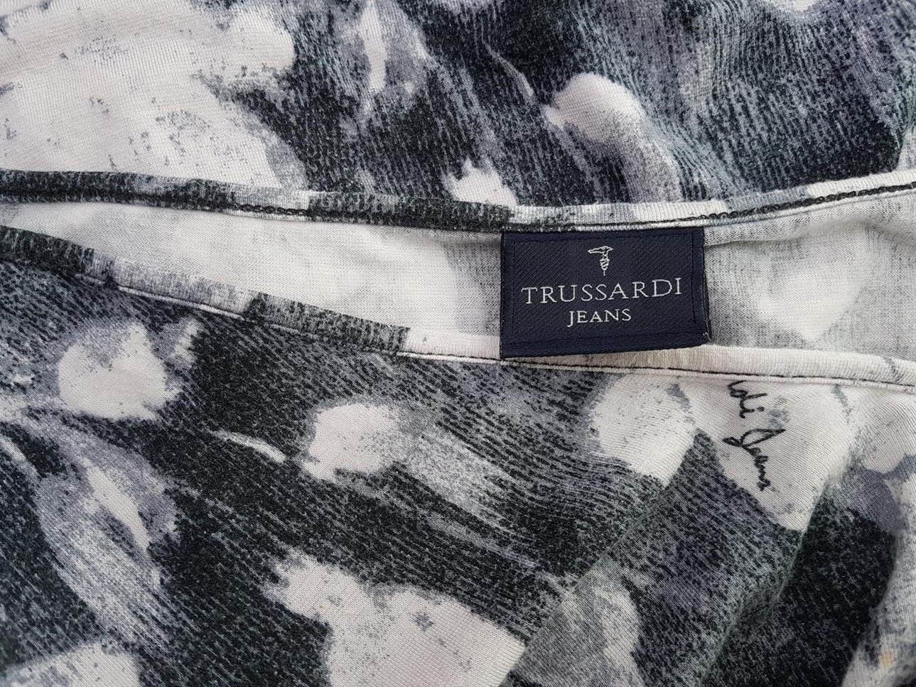 20190710_133437.jpg Trussardi jeans Rozmiar L Kolor Szary W serek Bluzka Długi rękaw Materiał Wiskoza