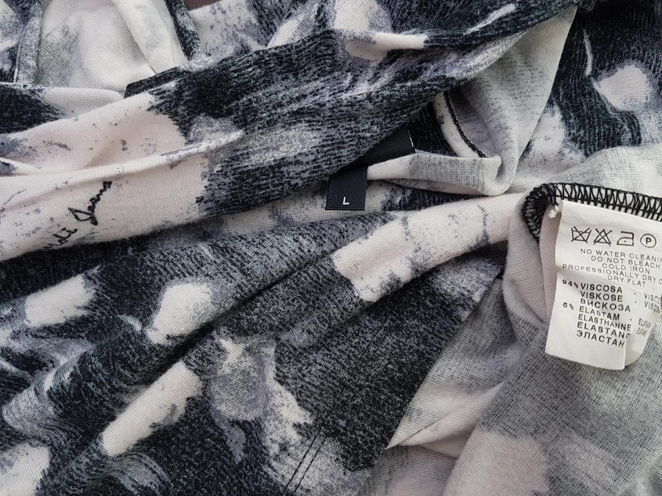 20190710_133459.jpg Trussardi jeans Rozmiar L Kolor Szary W serek Bluzka Długi rękaw Materiał Wiskoza
