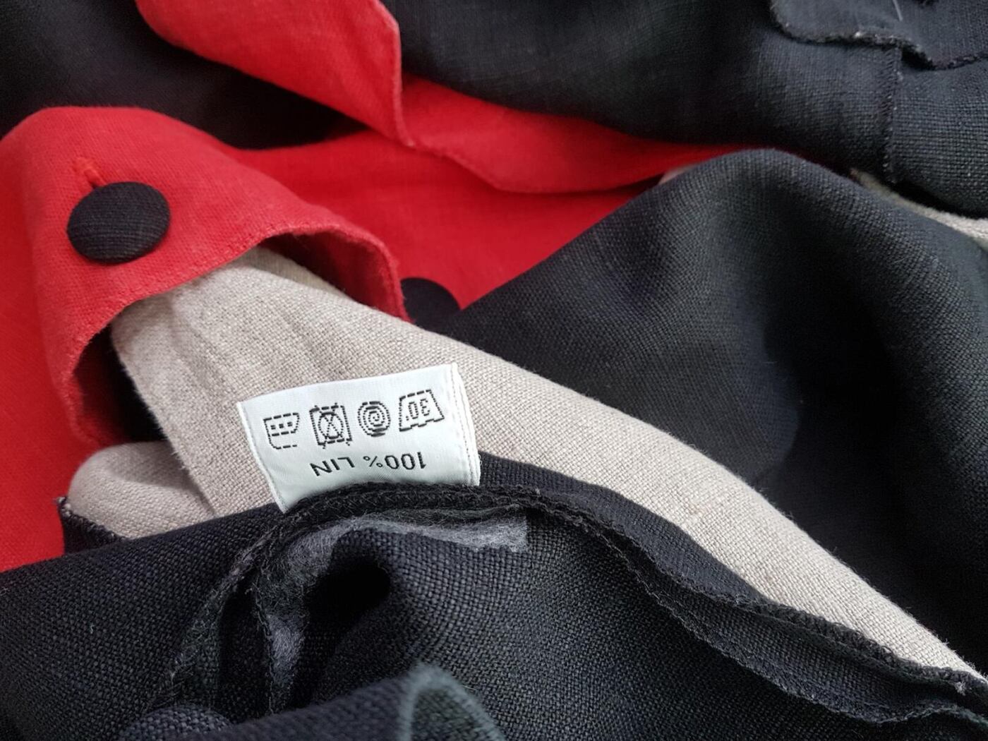 Vintage Rozmiar 44 Kolor Czarny W serek Sukienka Prostokątna Krótki rękaw Midi Materiał Len 100% Vintage Rozmiar 44 Kolor Czarny W serek Sukienka Prostokątna Krótki rękaw Midi Materiał Len 100%