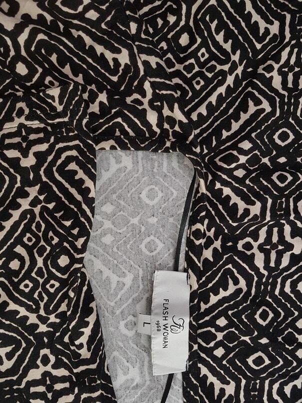 Flash Woman Rozmiar L Kolor Czarny W serek Sukienka Prostokątna Krótki rękaw Midi Materiał Wiskoza Flash Woman Rozmiar L Kolor Czarny W serek Sukienka Prostokątna Krótki rękaw Midi Materiał Wiskoza