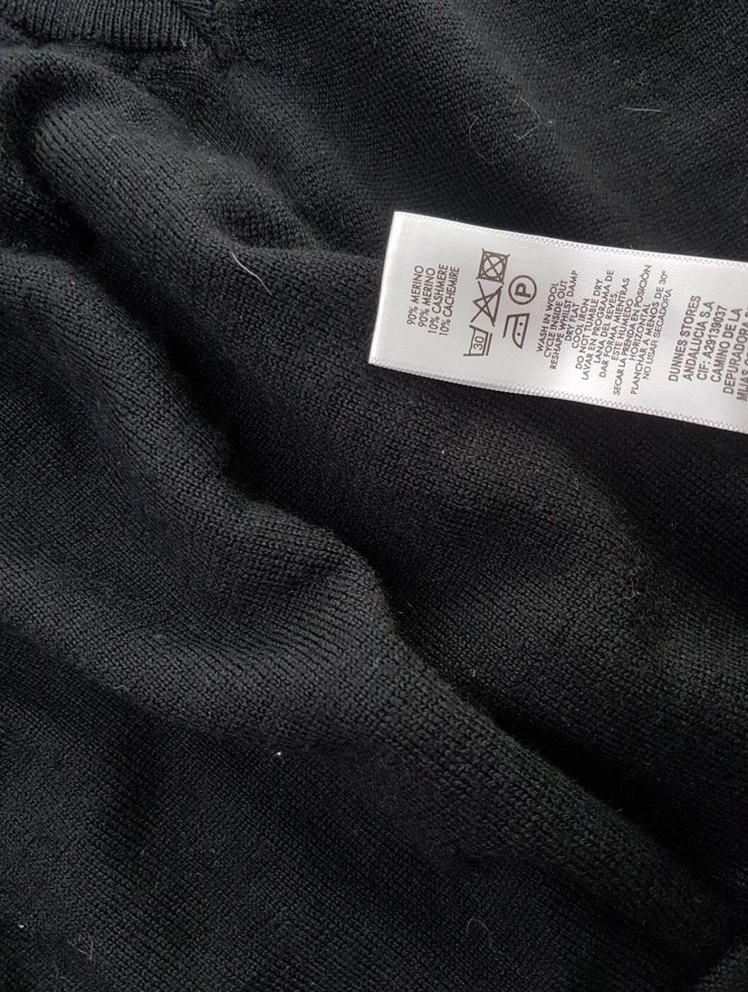 20190719_102424.jpg Paul Costelloe Rozmiar L Kolor Czarny W serek Sweter Długi rękaw Materiał Wełna Merino Cienka dzianina