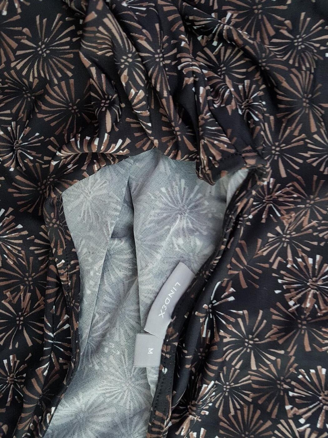 Lindex Rozmiar M Kolor Czarny Geometryczny W serek Sukienka Zawijana Krótki rękaw Do Kolan Materiał Wiskoza Lindex Rozmiar M Kolor Czarny Geometryczny W serek Sukienka Zawijana Krótki rękaw Do Kolan Materiał Wiskoza