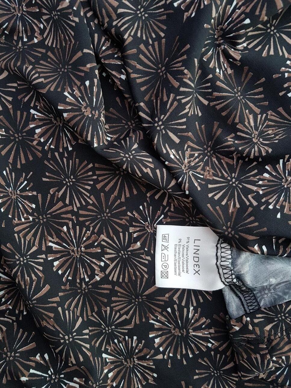 Lindex Rozmiar M Kolor Czarny Geometryczny W serek Sukienka Zawijana Krótki rękaw Do Kolan Materiał Wiskoza Lindex Rozmiar M Kolor Czarny Geometryczny W serek Sukienka Zawijana Krótki rękaw Do Kolan Materiał Wiskoza