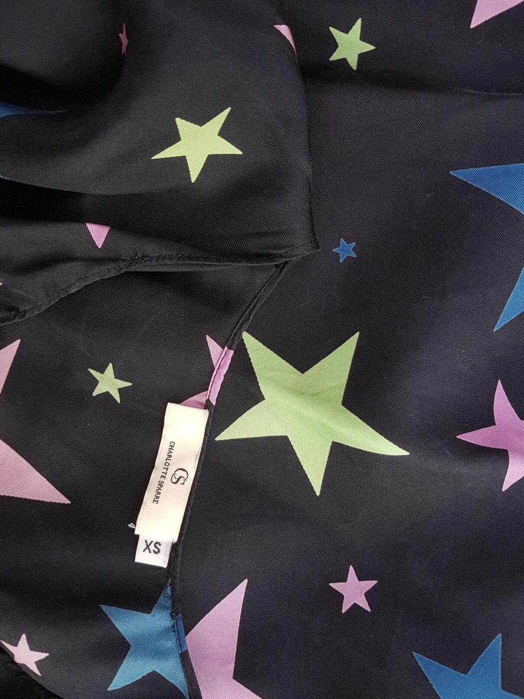 Charlotte Sparre Rozmiar XS Kolor Czarny Geometryczny Drapowany dekolt Sukienka Prostokątna Krótki rękaw Do Kolan Materiał Jedwab Charlotte Sparre Rozmiar XS Kolor Czarny Geometryczny Drapowany dekolt Sukienka Prostokątna Krótki rękaw Do Kolan Materiał Jedwab