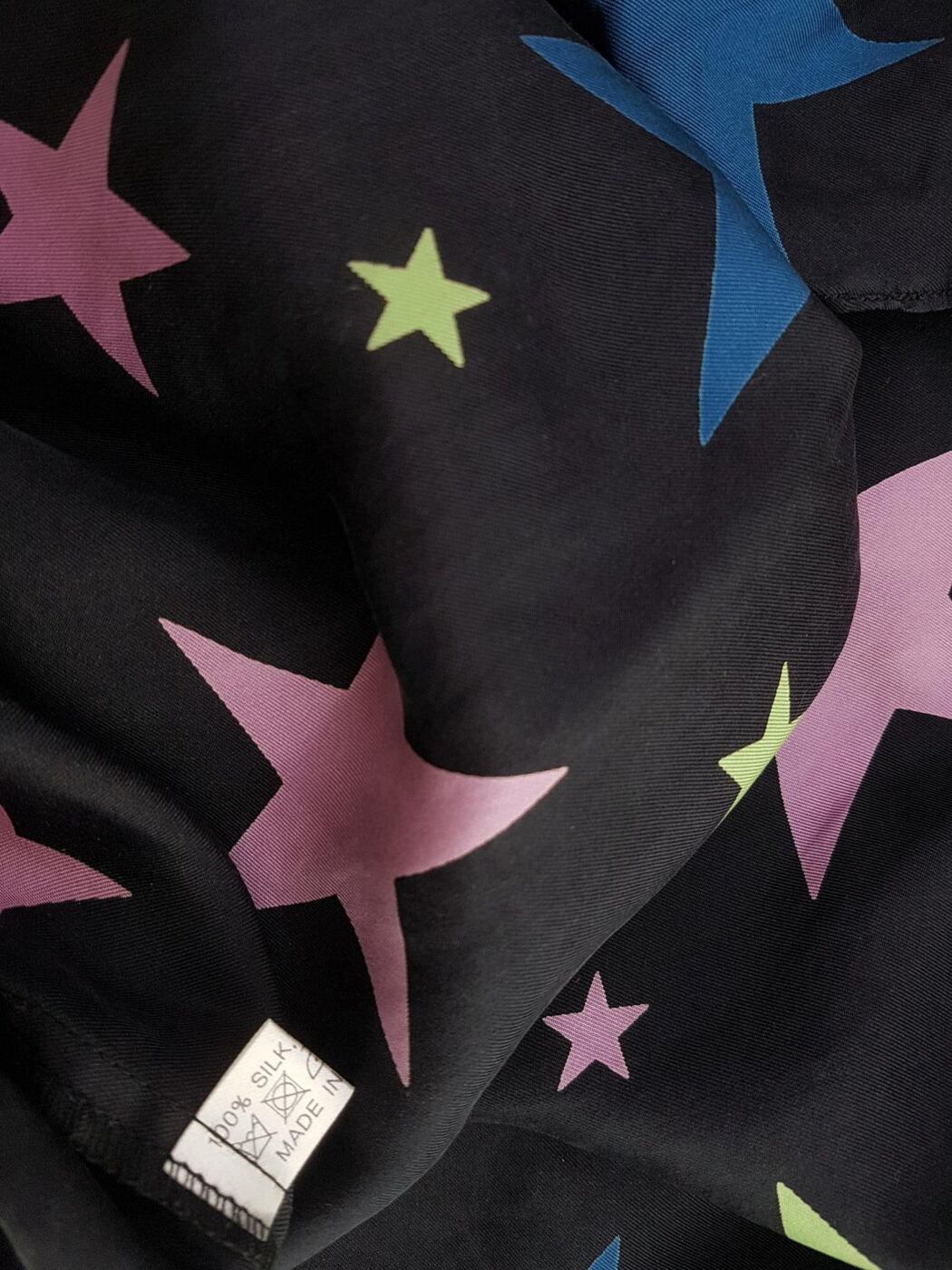 Charlotte Sparre Rozmiar XS Kolor Czarny Geometryczny Drapowany dekolt Sukienka Prostokątna Krótki rękaw Do Kolan Materiał Jedwab Charlotte Sparre Rozmiar XS Kolor Czarny Geometryczny Drapowany dekolt Sukienka Prostokątna Krótki rękaw Do Kolan Materiał Jedwab
