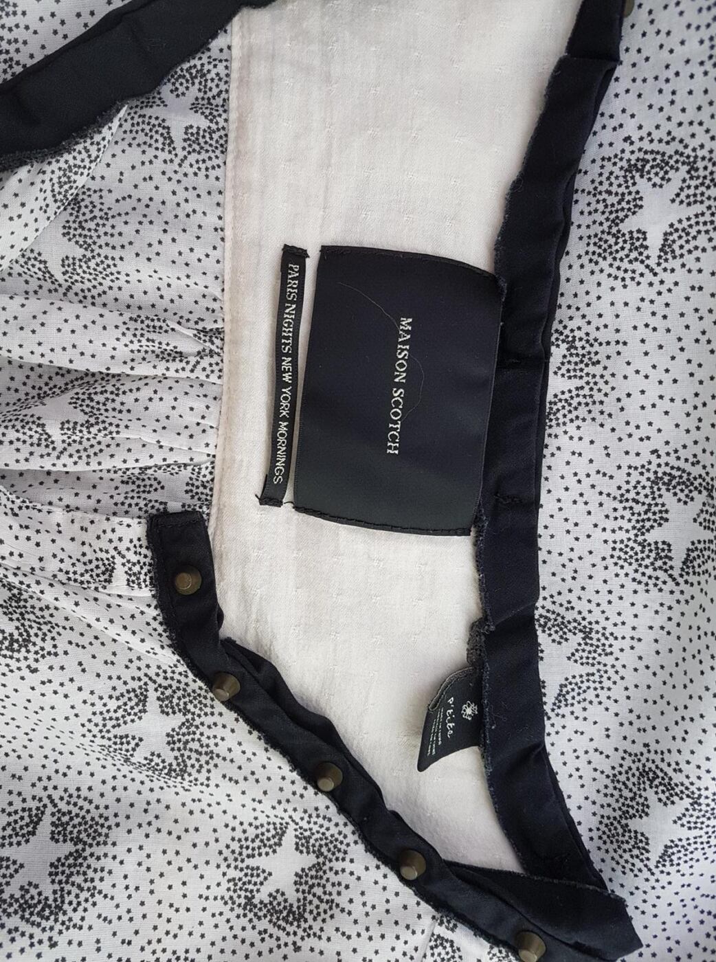 20190802_132516.jpg Maison scotch Rozmiar S Kolor Biały Geometryczny W serek Bluzka Zapinana Rękaw 3/4 Materiał Bawełna
