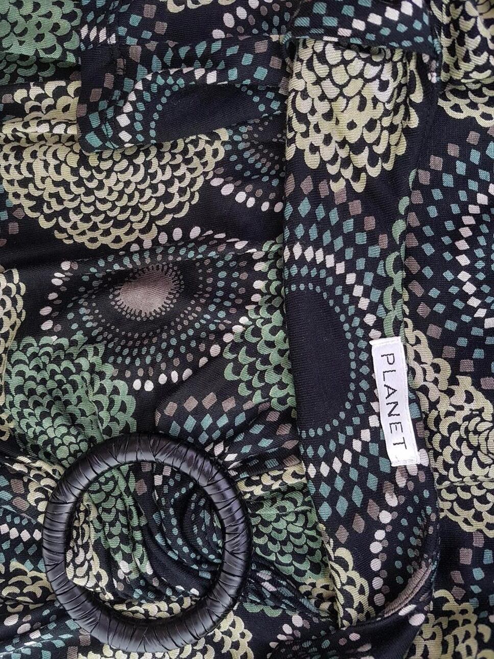 Planet Rozmiar 34 Kolor Czarny Geometryczny W serek Sukienka Zawijana Rękaw 3/4 Midi Materiał Wiskoza 100% Planet Rozmiar 34 Kolor Czarny Geometryczny W serek Sukienka Zawijana Rękaw 3/4 Midi Materiał Wiskoza 100%