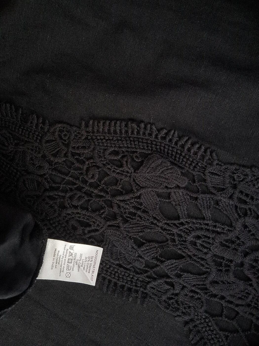 BONMARCHE Rozmiar 14 (42) Kolor Czarny W serek Sukienka Prostokątna Krótki rękaw Midi Materiał Wiskoza BONMARCHE Rozmiar 14 (42) Kolor Czarny W serek Sukienka Prostokątna Krótki rękaw Midi Materiał Wiskoza