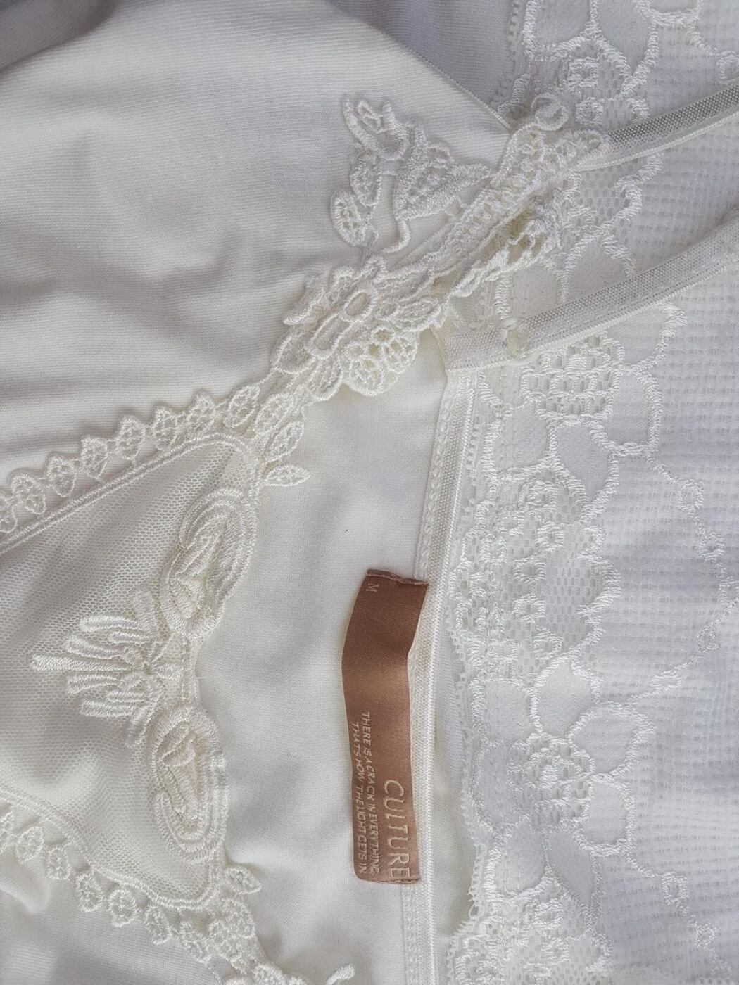 Culture Rozmiar M Kolor Biały Dekolt U Tunika Bluzka Bezrękawnik Materiał Wiskoza Culture Rozmiar M Kolor Biały Dekolt U Tunika Bluzka Bezrękawnik Materiał Wiskoza