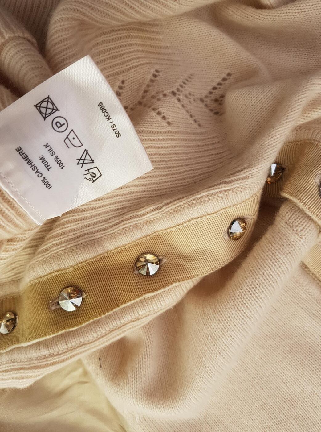 20190814_133302.jpg KAREN MILLEN Rozmiar 34(2) Kolor Kremowy Crew Neck Bluzka Zapinana Krótki rękaw Materiał Kaszmir