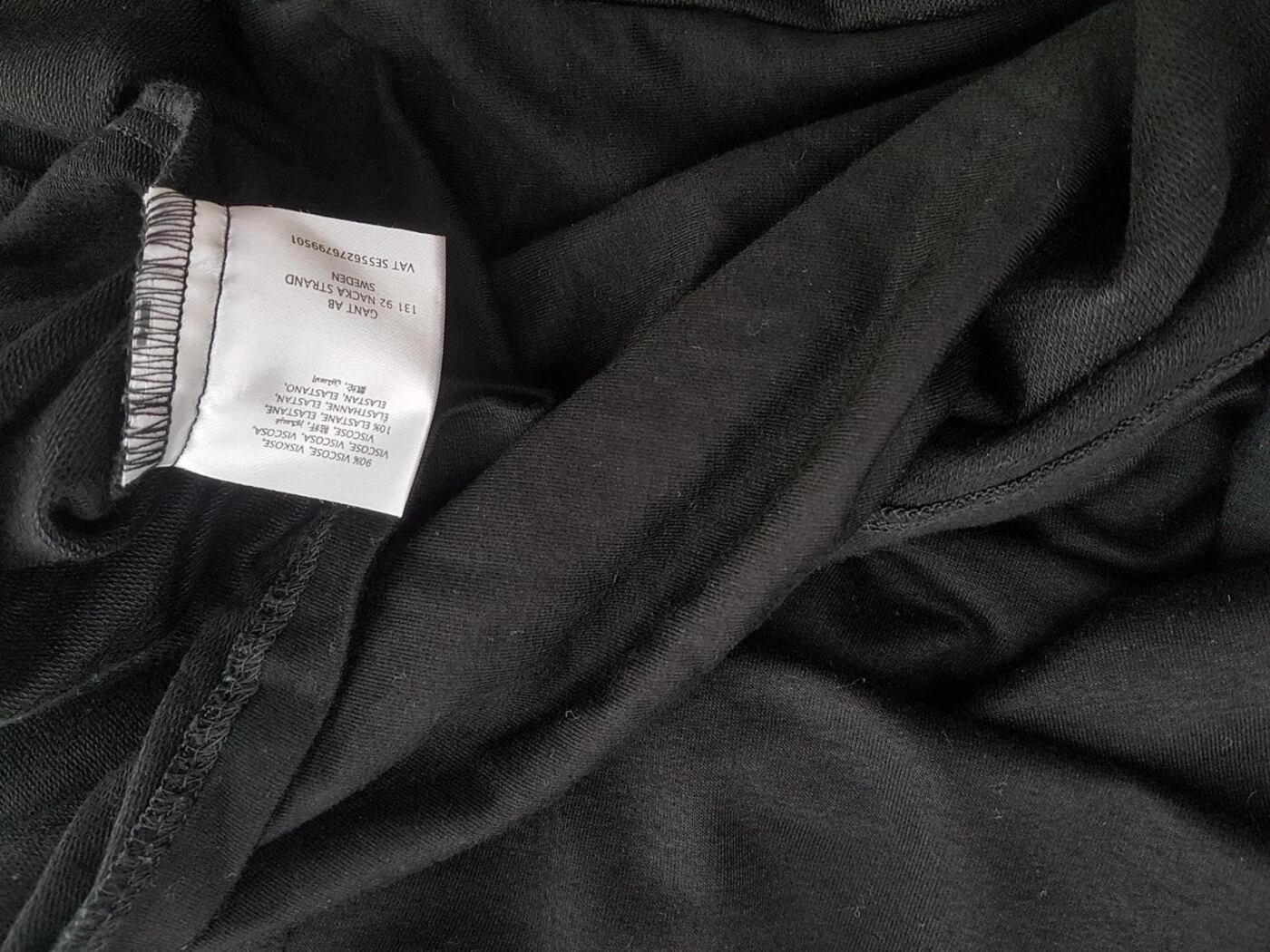 Gant Rozmiar M Kolor Czarny W serek Sukienka Zawijana Rękaw 3/4 Do Kolan Materiał Wiskoza Gant Rozmiar M Kolor Czarny W serek Sukienka Zawijana Rękaw 3/4 Do Kolan Materiał Wiskoza