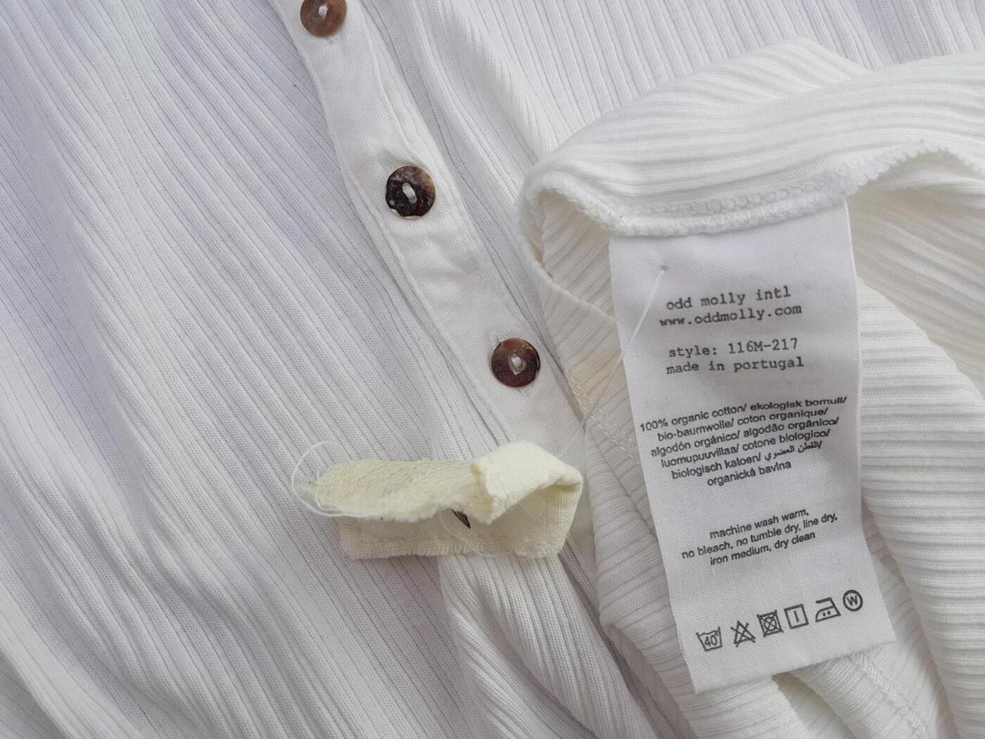 20190820_124636_r1.jpg Odd molly Rozmiar S Kolor Biały Henley Bluzka Popover Guziki Rękaw 3/4 Materiał Organiczna Bawełna 100%