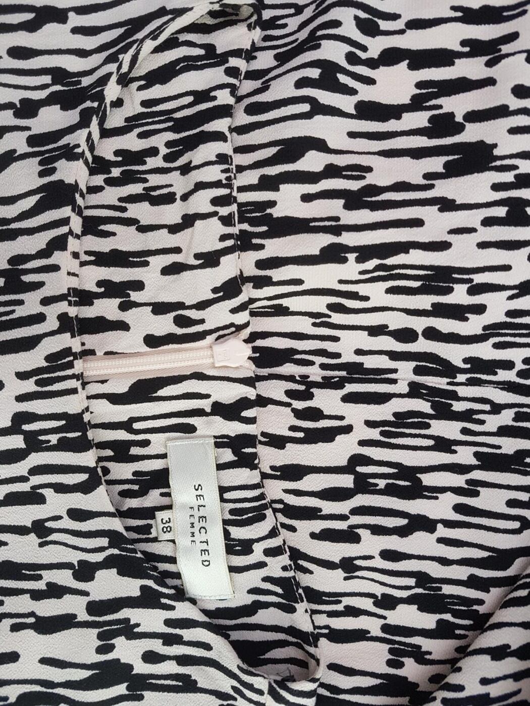 Selected femme Rozmiar 38 Kolor Czarny Okrągły dekolt Sukienka Prostokątna Krótki rękaw Do Kolan Materiał Wiskoza 100% Selected femme Rozmiar 38 Kolor Czarny Okrągły dekolt Sukienka Prostokątna Krótki rękaw Do Kolan Materiał Wiskoza 100%