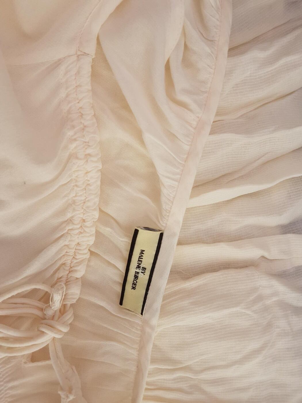 BY MALENE BIRGER Rozmiar 36 Kolor Kremowy Keyhole Crew Neck Sukienka Prostokątna Rękaw 3/4 Do Kolan BY MALENE BIRGER Rozmiar 36 Kolor Kremowy Keyhole Crew Neck Sukienka Prostokątna Rękaw 3/4 Do Kolan