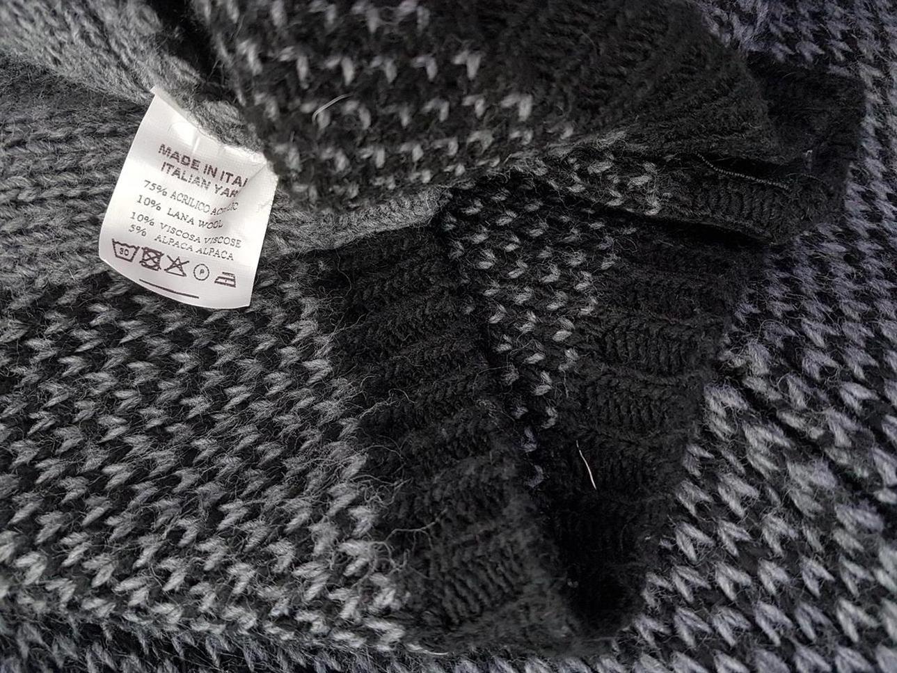 20190822_160419_r1.jpg Made in Italy Rozmiar S/M Kolor Szary Okrągły dekolt Kardigan na suwak Długi rękaw Materiał Akryl Cienka dzianina