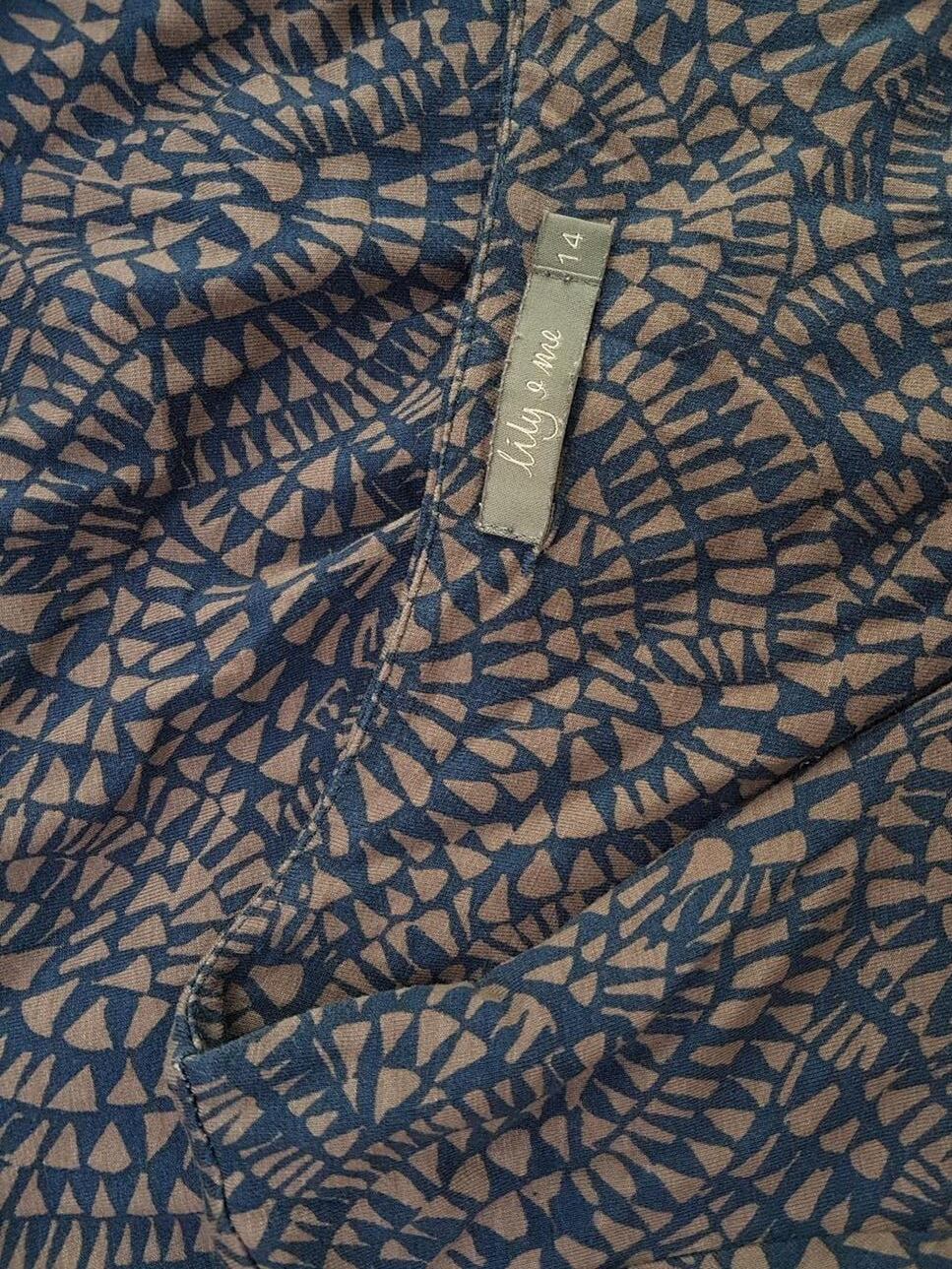 Lily & Me Rozmiar 42 Kolor Granatowy Geometryczny Kwadratowy dekolt Sukienka Sheath Rękaw 3/4 Midi Materiał Wiskoza Lily & Me Rozmiar 42 Kolor Granatowy Geometryczny Kwadratowy dekolt Sukienka Sheath Rękaw 3/4 Midi Materiał Wiskoza