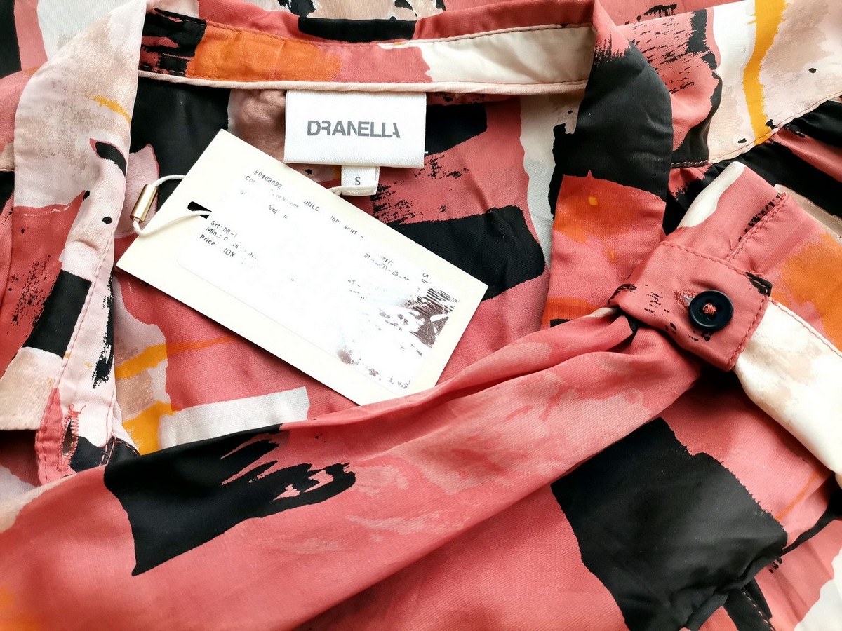 Dranella Rozmiar S Kolor Kolorowa Kołnierz Sukienka Koszulowa Długi rękaw Do Kolan Materiał Wiskoza 100% Dranella Rozmiar S Kolor Kolorowa Kołnierz Sukienka Koszulowa Długi rękaw Do Kolan Materiał Wiskoza 100%