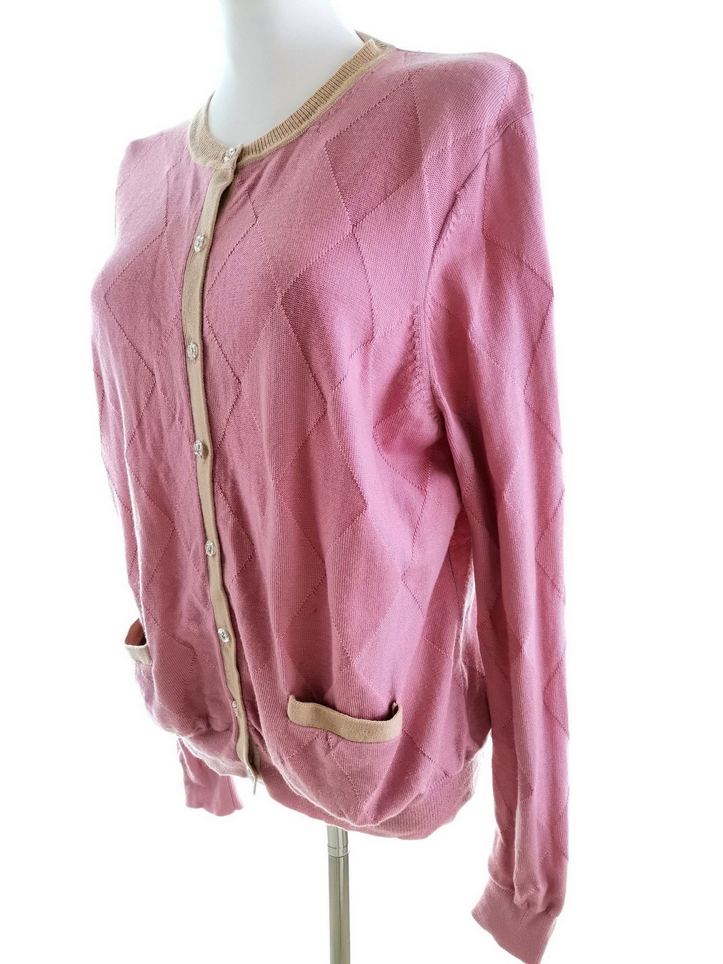IMG_20200817_123323.jpg Brooks Brothers Rozmiar XL Kolor Różowy Crew Neck Kardigan Zapinany Długi rękaw Materiał Wełna Merino Cienka dzianina