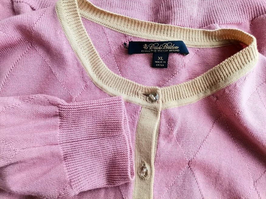 IMG_20200817_123409.jpg Brooks Brothers Rozmiar XL Kolor Różowy Crew Neck Kardigan Zapinany Długi rękaw Materiał Wełna Merino Cienka dzianina