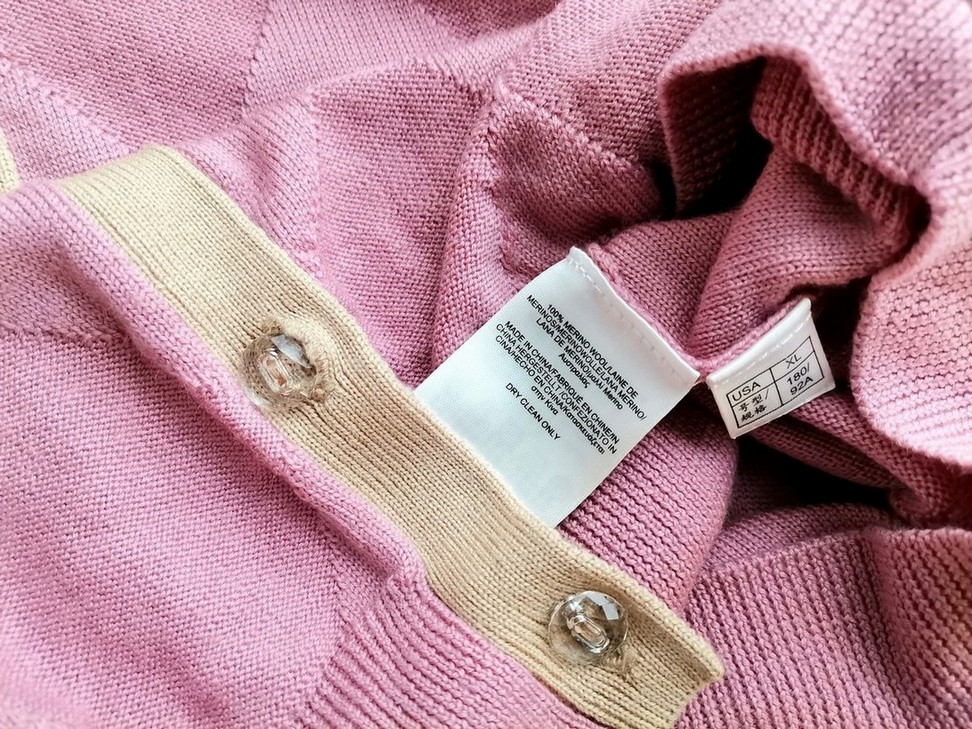 IMG_20200817_123437.jpg Brooks Brothers Rozmiar XL Kolor Różowy Crew Neck Kardigan Zapinany Długi rękaw Materiał Wełna Merino Cienka dzianina
