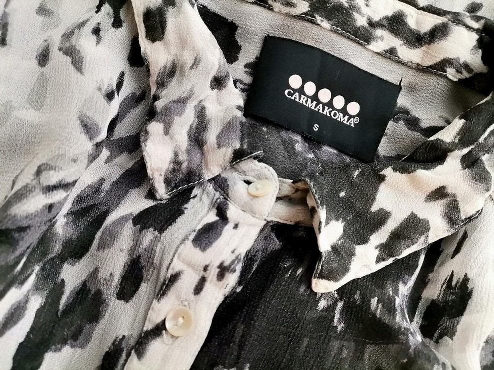Carmakoma Rozmiar S oversize Kolor Szary Panterka Kołnierz Tunika Zapinana Bluzka Długi rękaw Materiał Wiskoza 100% Carmakoma Rozmiar S oversize Kolor Szary Panterka Kołnierz Tunika Zapinana Bluzka Długi rękaw Materiał Wiskoza 100%