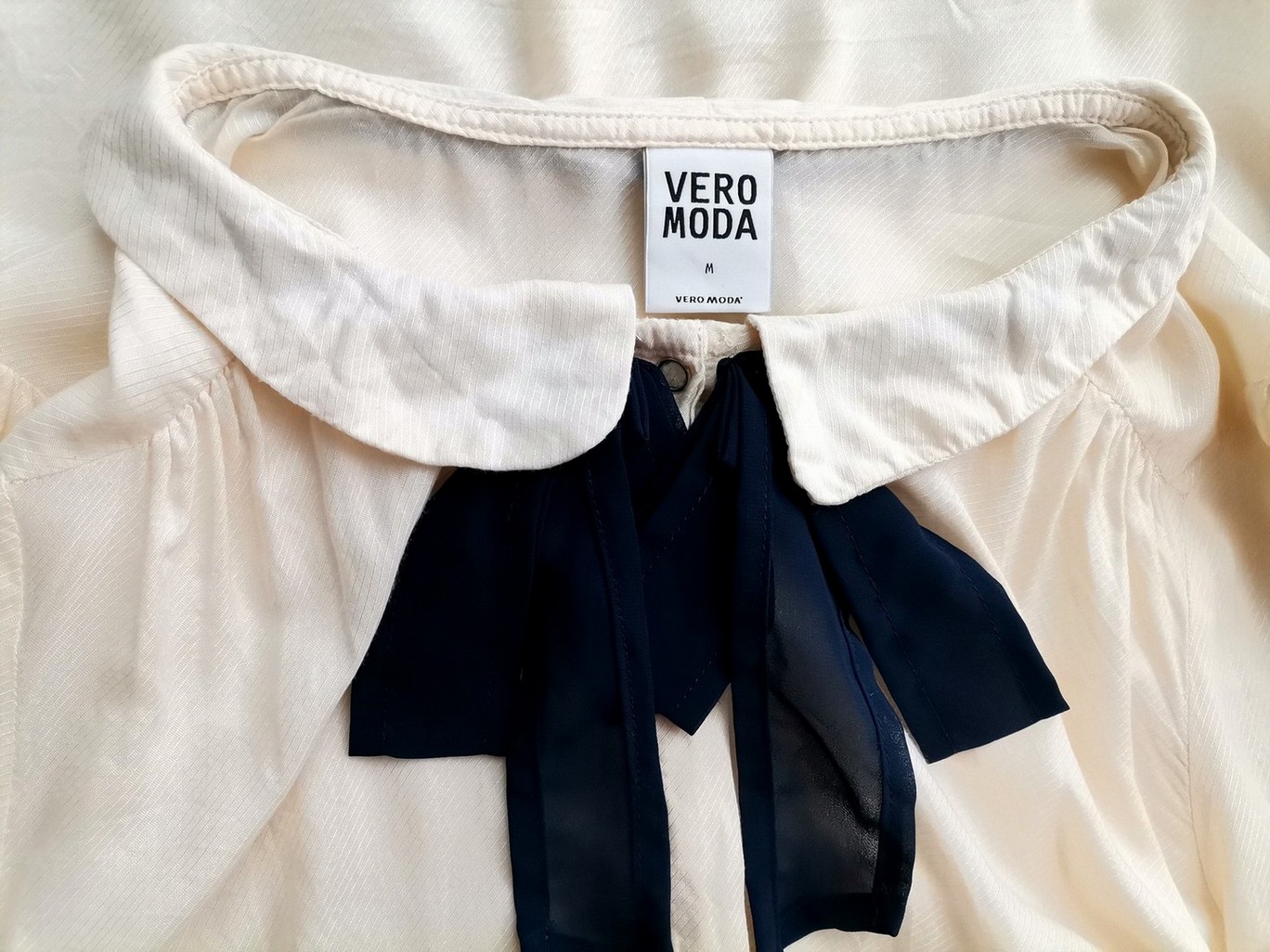 Vero moda Rozmiar M Kolor Kremowy Kołnierz Bluzka Zapinana Długi rękaw Materiał Wiskoza 100%