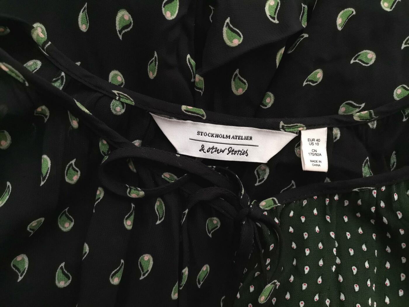 Other stories Rozmiar 40 Kolor Czarny Okrągły dekolt Sukienka Maxi Długi rękaw Długa Materiał Wiskoza 100% Other stories Rozmiar 40 Kolor Czarny Okrągły dekolt Sukienka Maxi Długi rękaw Długa Materiał Wiskoza 100%