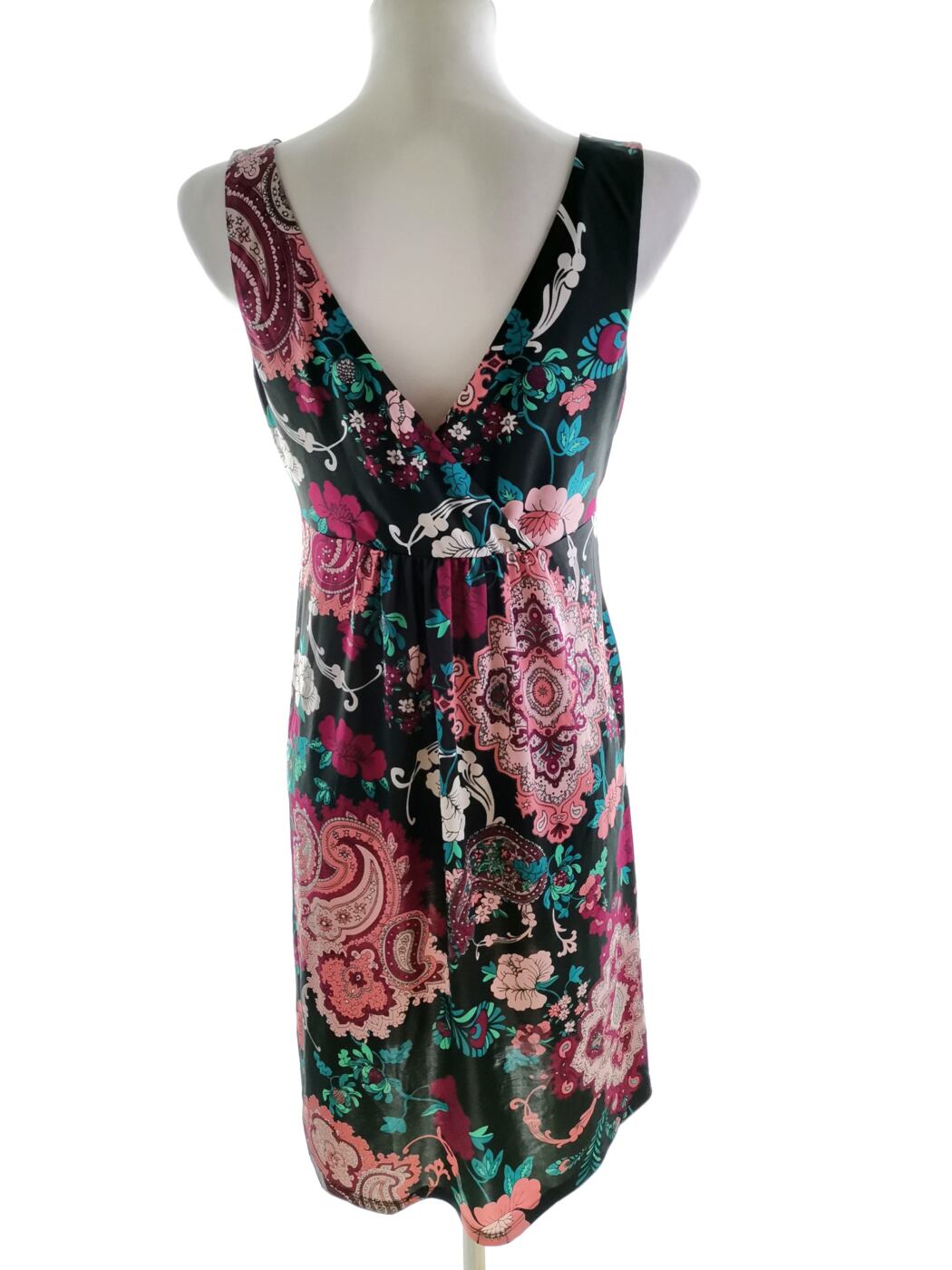 Gina Tricot Rozmiar M Kolor Czarny W serek Sukienka Letnia Bezrękawnik Do Kolan Gina Tricot Rozmiar M Kolor Czarny W serek Sukienka Letnia Bezrękawnik Do Kolan