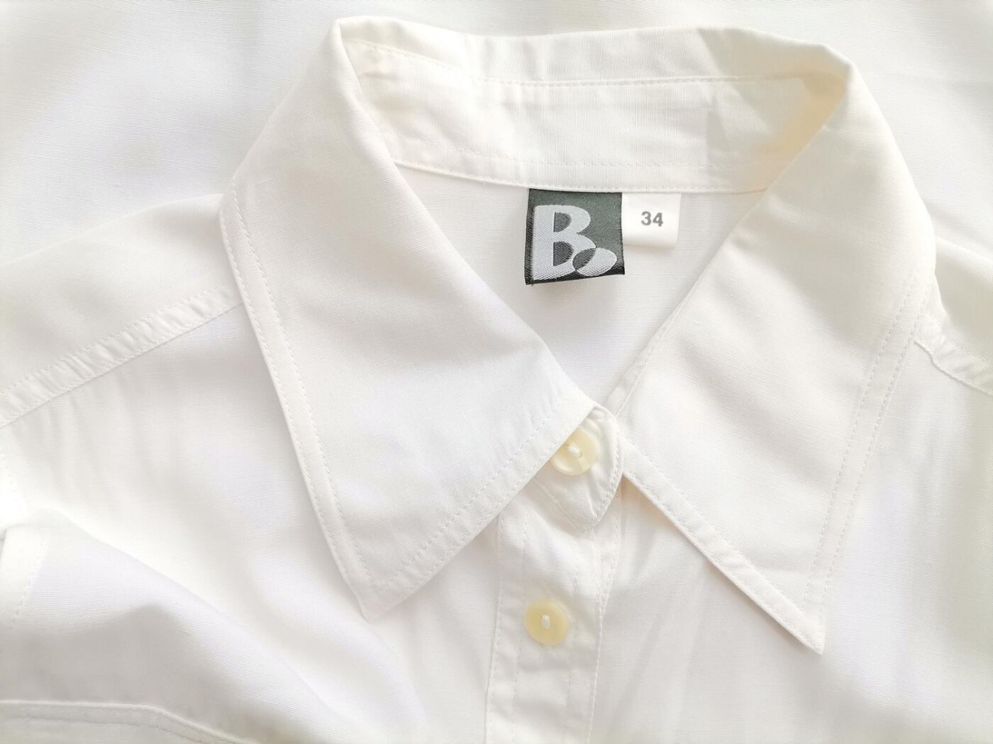 B Vintage Rozmiar 34 Kolor Biały Kołnierz Tunika Zapinana Bluzka Bezrękawnik Materiał Wiskoza B Vintage Rozmiar 34 Kolor Biały Kołnierz Tunika Zapinana Bluzka Bezrękawnik Materiał Wiskoza