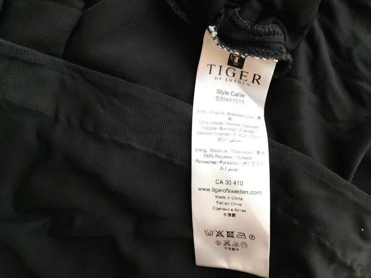 Tiger of Sweden Rozmiar XL Kolor Czarny W serek Sukienka Zawijana Krótki rękaw Midi Materiał Wiskoza 100% Tiger of Sweden Rozmiar XL Kolor Czarny W serek Sukienka Zawijana Krótki rękaw Midi Materiał Wiskoza 100%