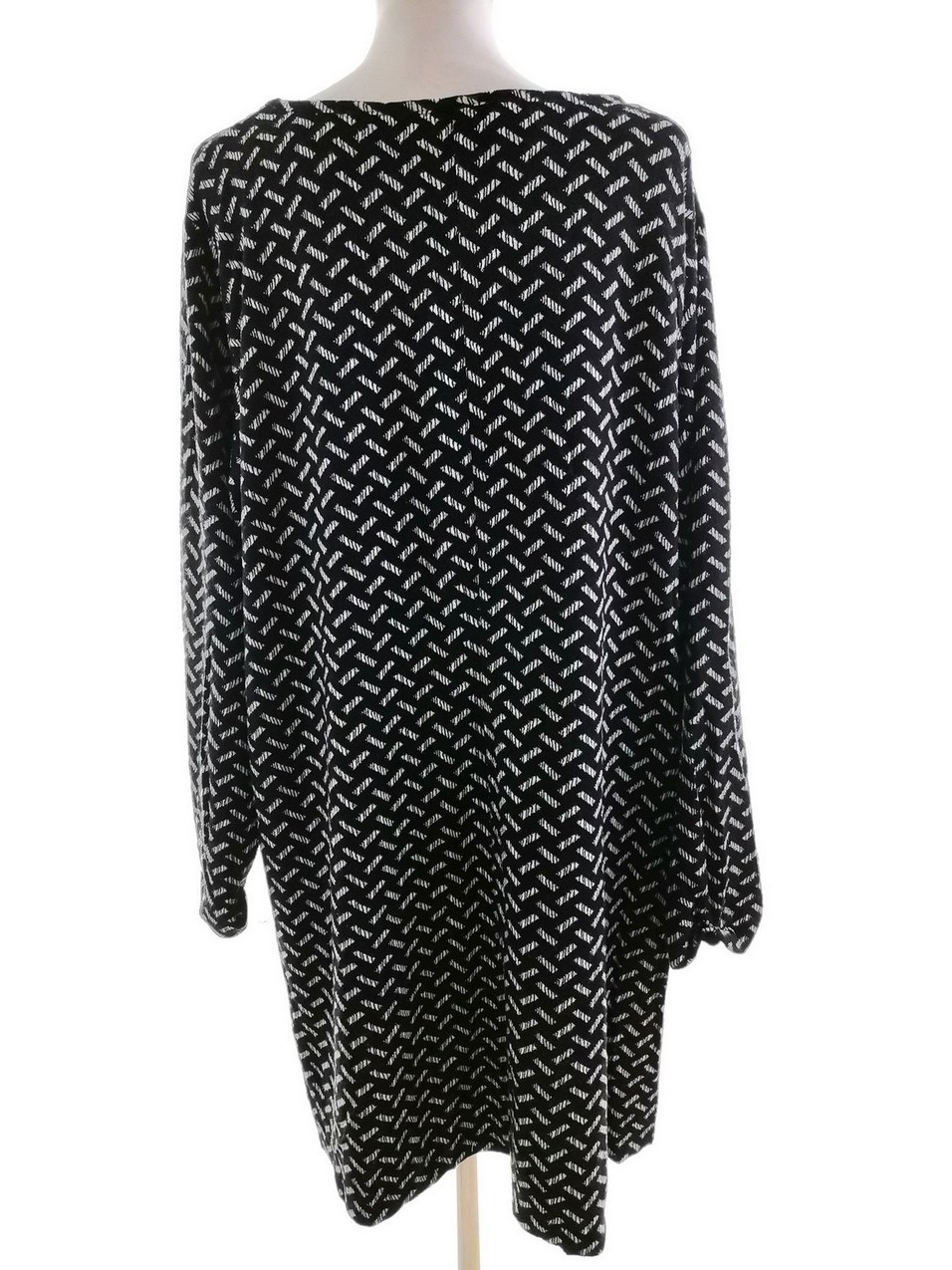 Handberg Rozmiar ONE SIZE Kolor Czarny W łódkę Sukienka Sweterkowa Długi rękaw Do Kolan Materiał Wiskoza Handberg Rozmiar ONE SIZE Kolor Czarny W łódkę Sukienka Sweterkowa Długi rękaw Do Kolan Materiał Wiskoza