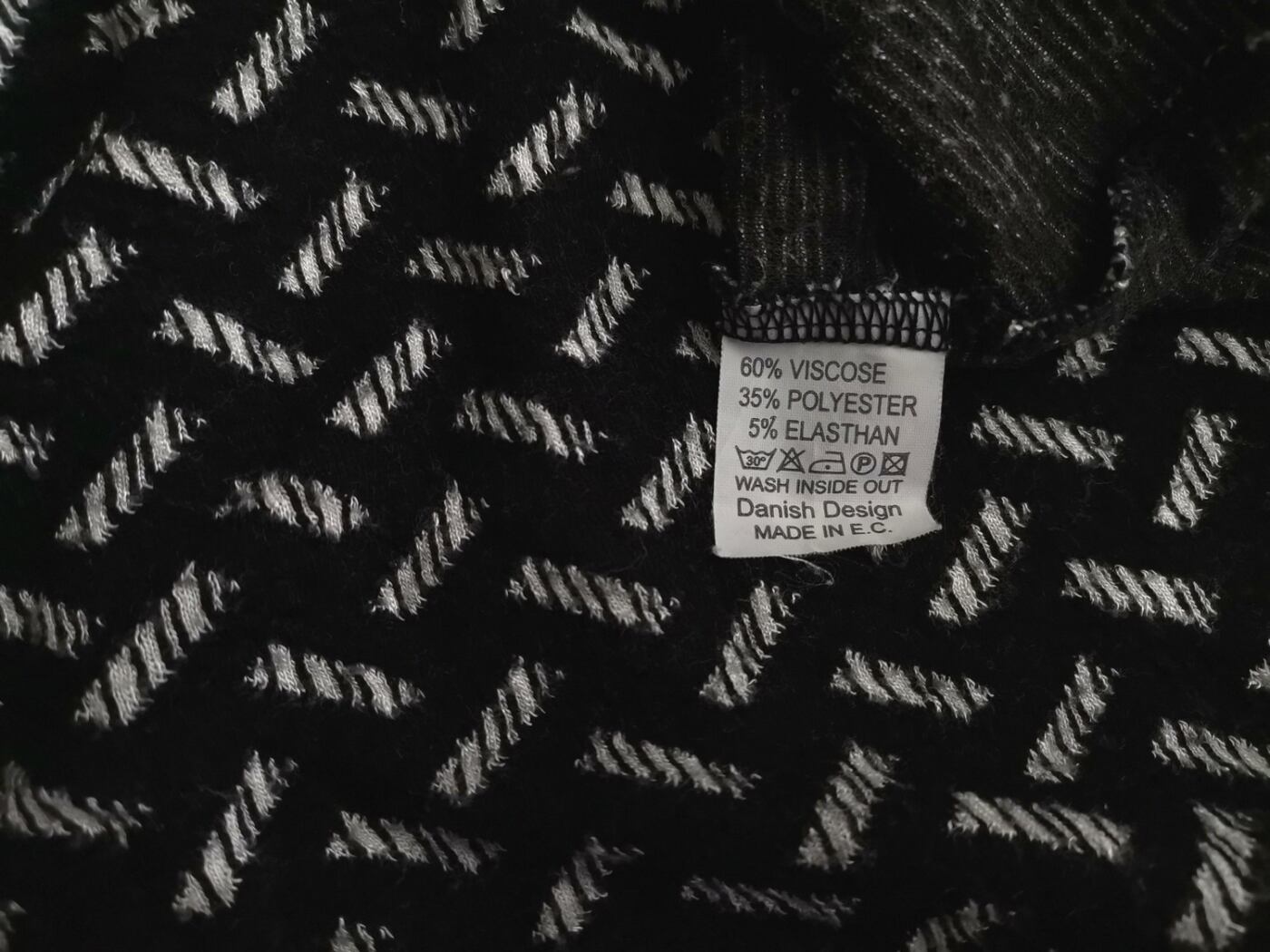 Handberg Rozmiar ONE SIZE Kolor Czarny W łódkę Sukienka Sweterkowa Długi rękaw Do Kolan Materiał Wiskoza Handberg Rozmiar ONE SIZE Kolor Czarny W łódkę Sukienka Sweterkowa Długi rękaw Do Kolan Materiał Wiskoza