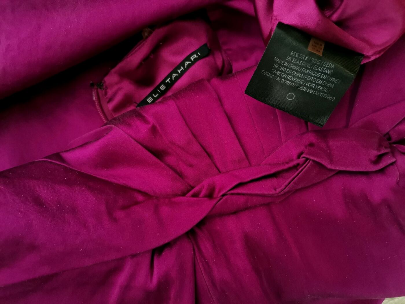 Elie Tahari Rozmiar S Kolor Fuksja Split Crew Neck Sukienka Sheath Bezrękawnik Midi Materiał Jedwab Elie Tahari Rozmiar S Kolor Fuksja Split Crew Neck Sukienka Sheath Bezrękawnik Midi Materiał Jedwab