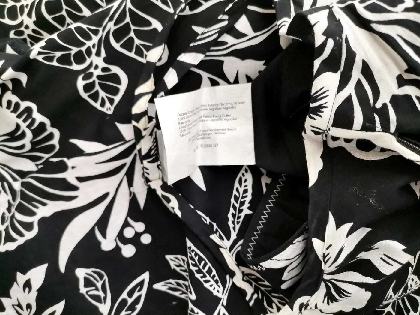 Esprit Rozmiar 36 Kolor Czarny W serek Sukienka Zawijana Bezrękawnik Midi Materiał Bawełna 100% Esprit Rozmiar 36 Kolor Czarny W serek Sukienka Zawijana Bezrękawnik Midi Materiał Bawełna 100%