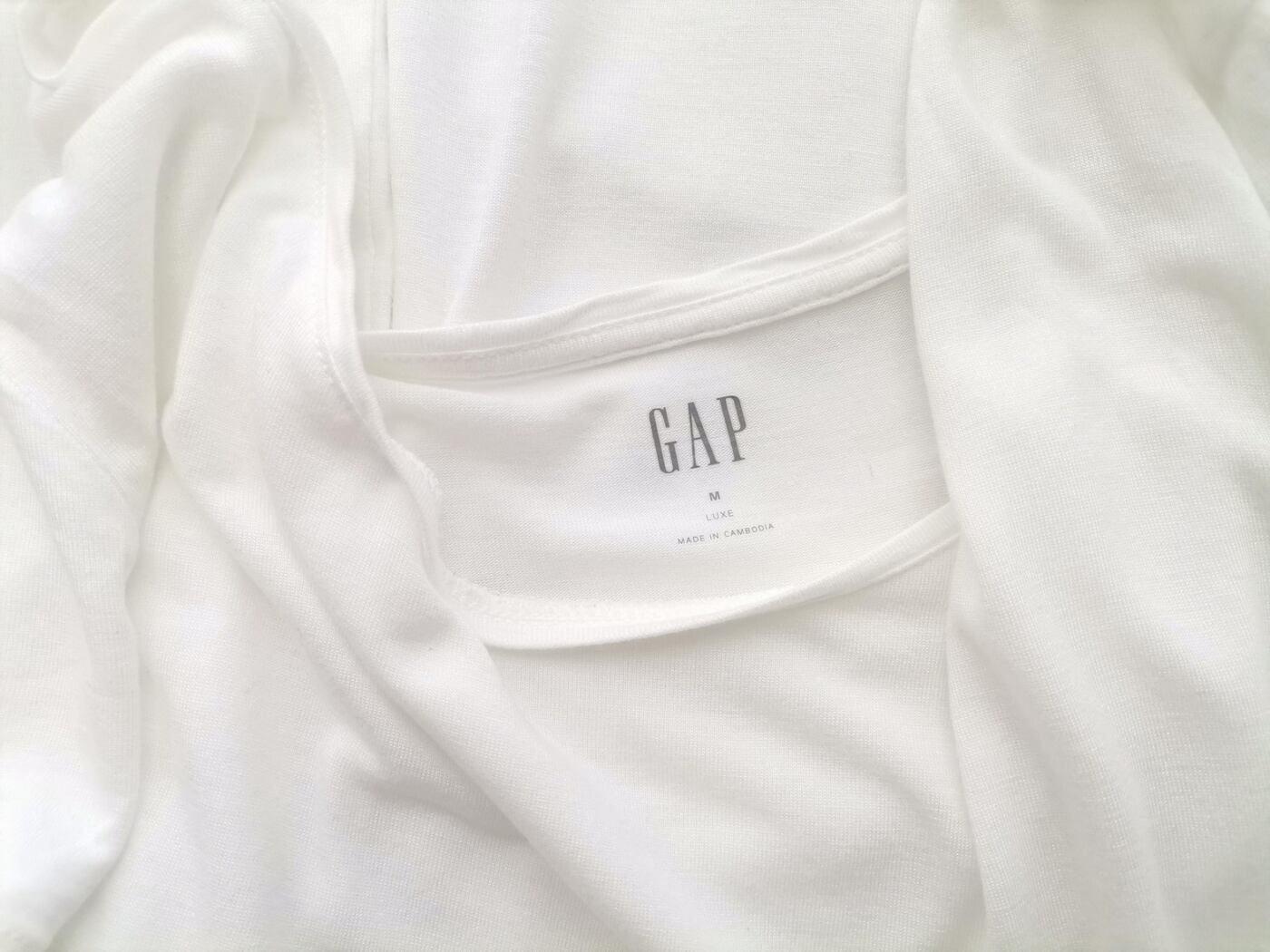 IMG_20210127_110705.jpg Gap Rozmiar M Kolor Biały Okrągły dekolt T-Shirt Krótki rękaw Materiał Wiskoza 100%