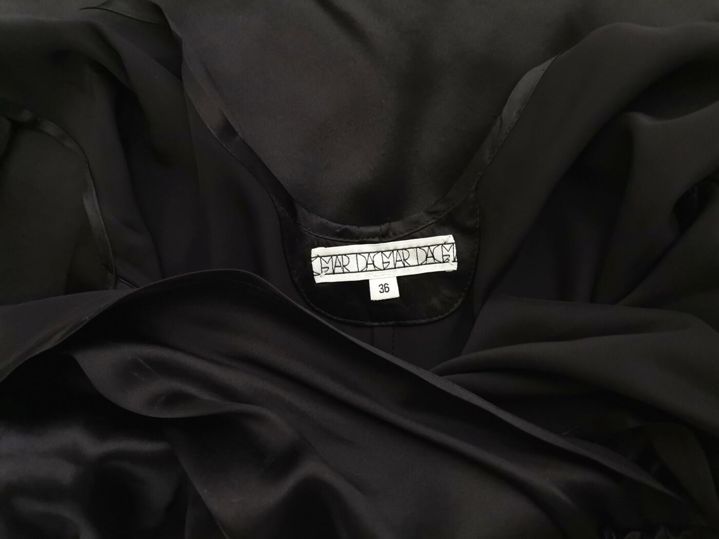 Dagmar Rozmiar 36 Kolor Czarny W serek Sukienka Bodycon Bezrękawnik Midi Materiał Jedwab 100% Dagmar Rozmiar 36 Kolor Czarny W serek Sukienka Bodycon Bezrękawnik Midi Materiał Jedwab 100%